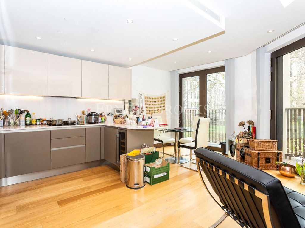 2 bed flat for sale in St Dunstan