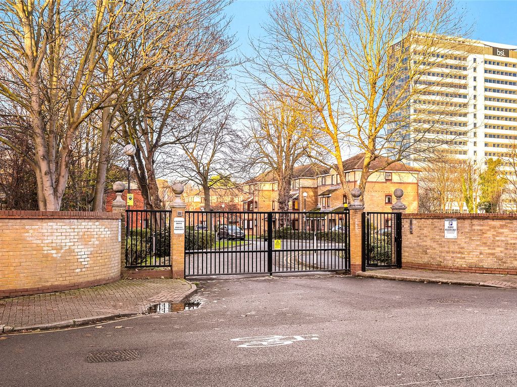 1 bed flat for sale in Constable Court, Chaseley Drive, Chiswick, London W4, £350,000