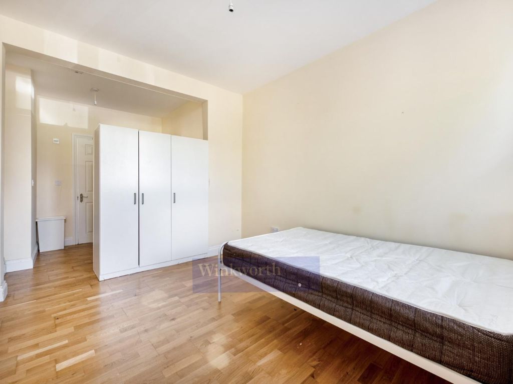 Studio to rent in Hartington Road, London SW8, £900 pcm