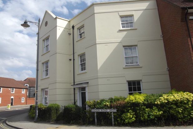 2 bed flat to rent in Station Road West, Canterbury CT2, £1,400 pcm