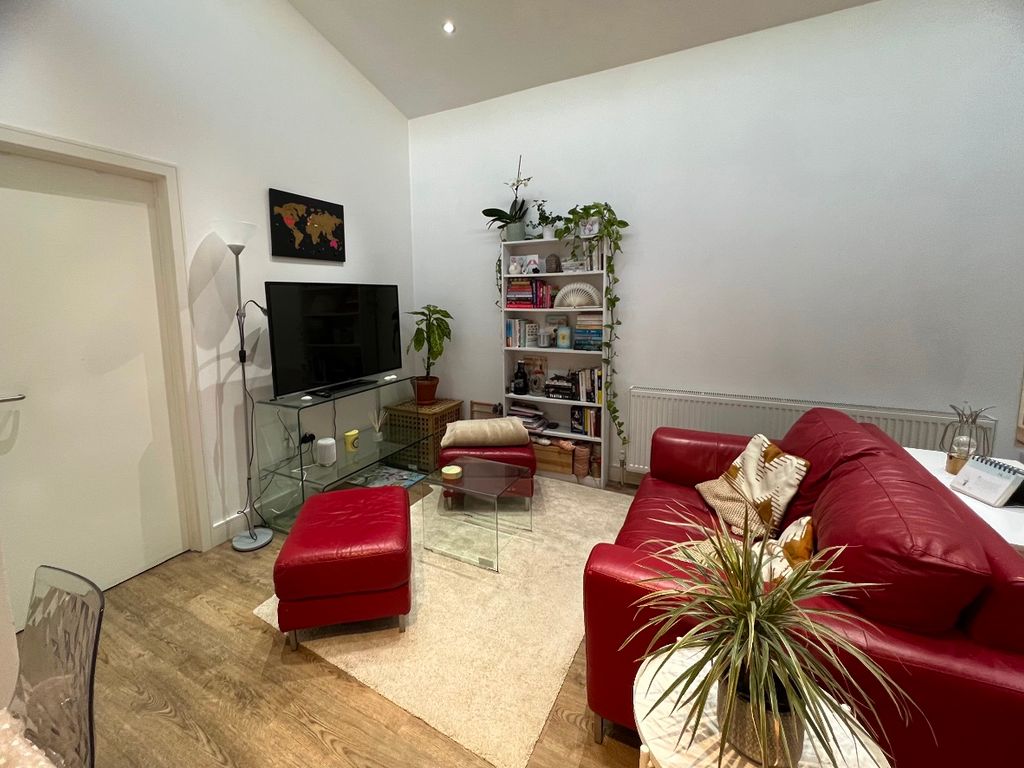1 bed flat for sale in Ingham Road, London NW6, £375,000