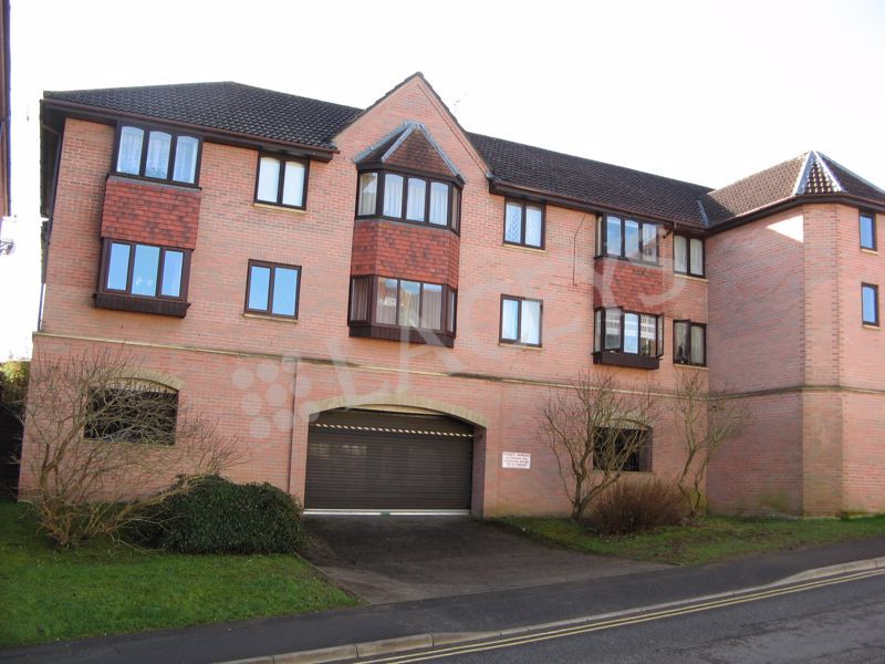 1 bed flat to rent in Trinity Court, South Street, Yeovil BA20, £595 pcm