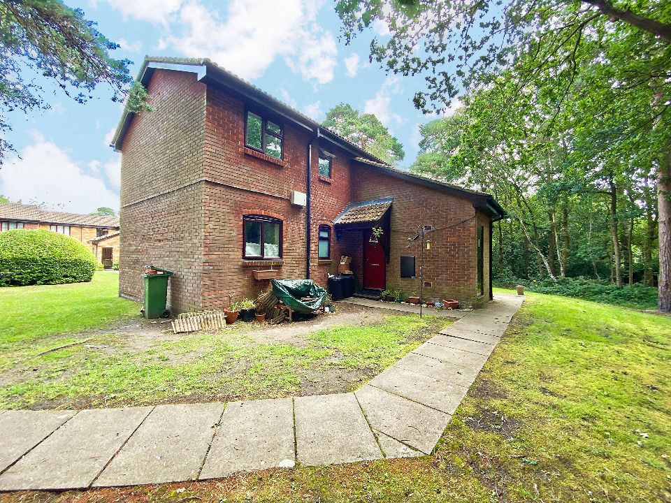 1 bed flat to rent in Habershon Drive, Frimley, Surrey GU16, £950 pcm