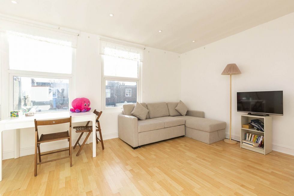 1 bed flat to rent in Hampden Road, London N8, £1,387 pcm