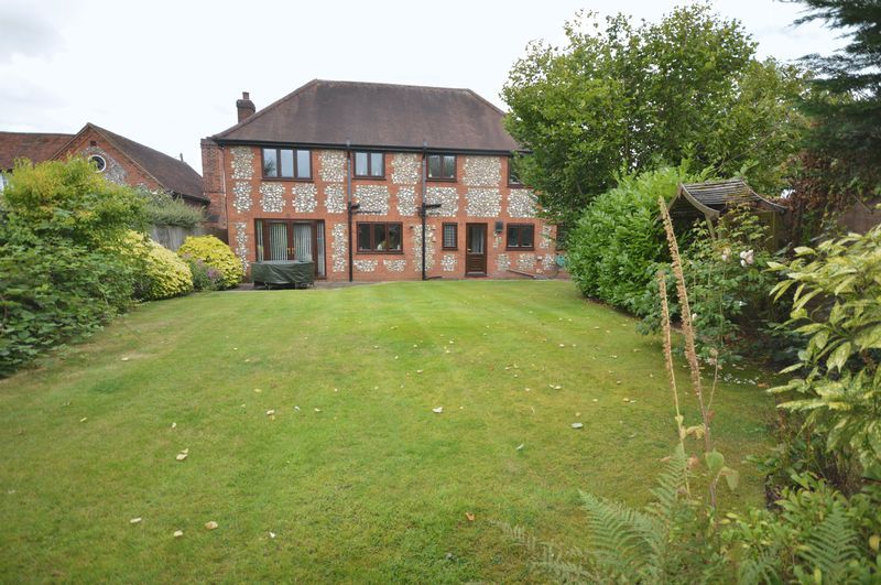 5 bed detached house to rent in Penn Road, Hazlemere, High Wycombe HP15, £3,600 pcm