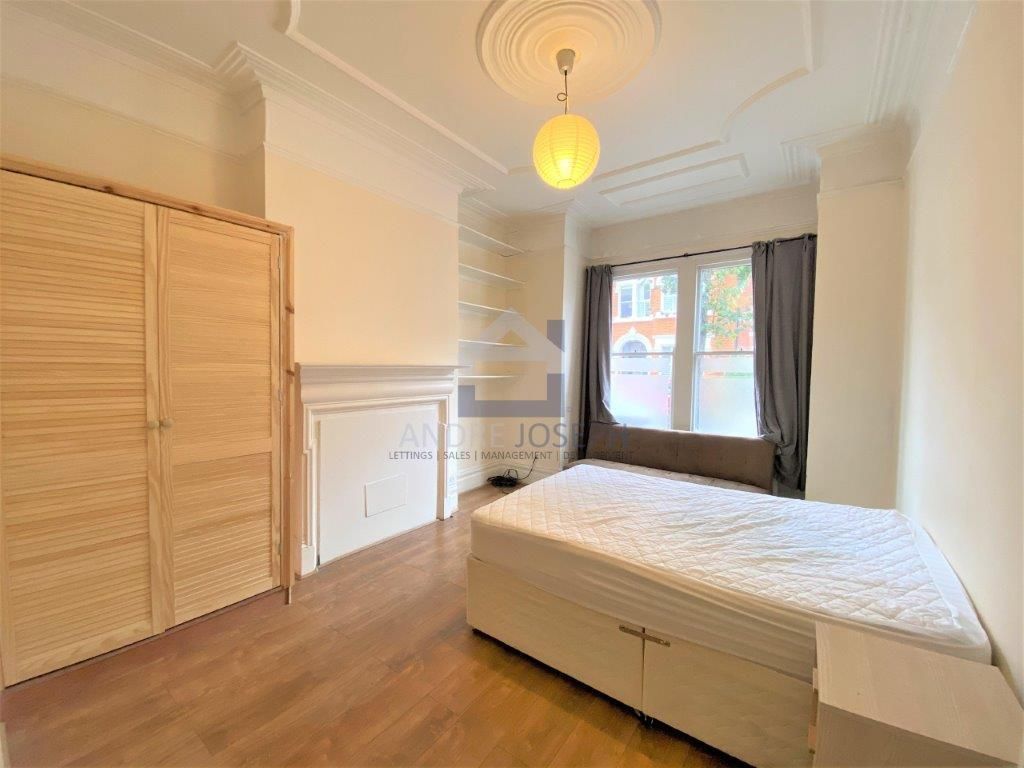 Studio to rent in Englewood Road, Clapham South, London SW12, £1,250 pcm