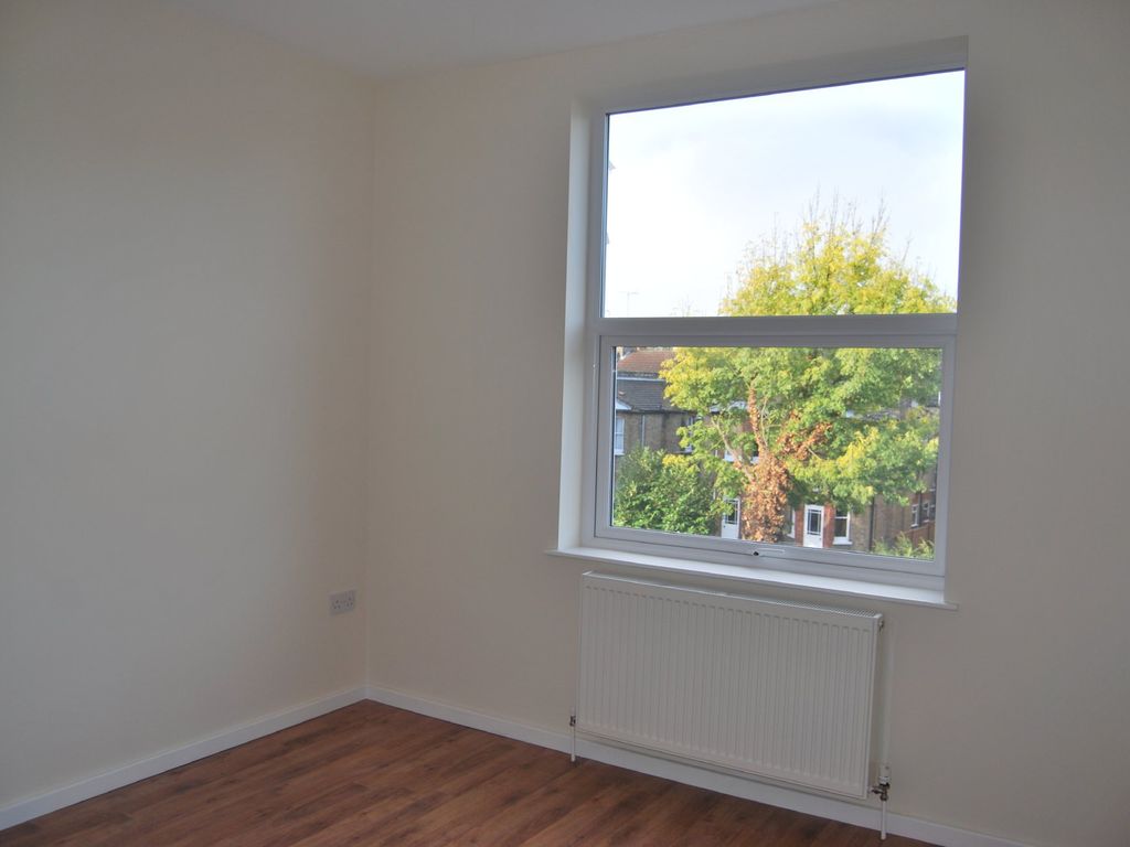 2 bed flat to rent in Green Lanes, Palmers Green, London N13, £1,400 pcm