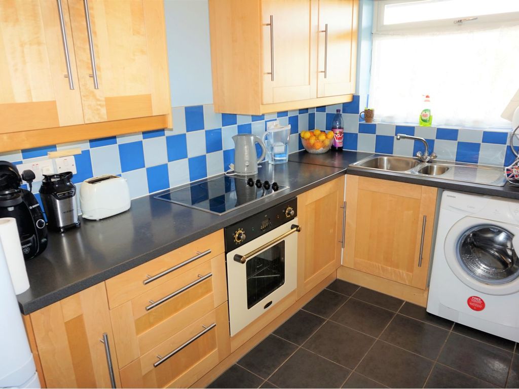2 bed flat for sale in Somerset Avenue, Stadium Estate LE4, £125,000