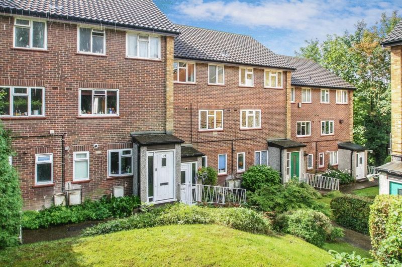2 bed property to rent in Amersham Hill, High Wycombe HP13, £1,280 pcm