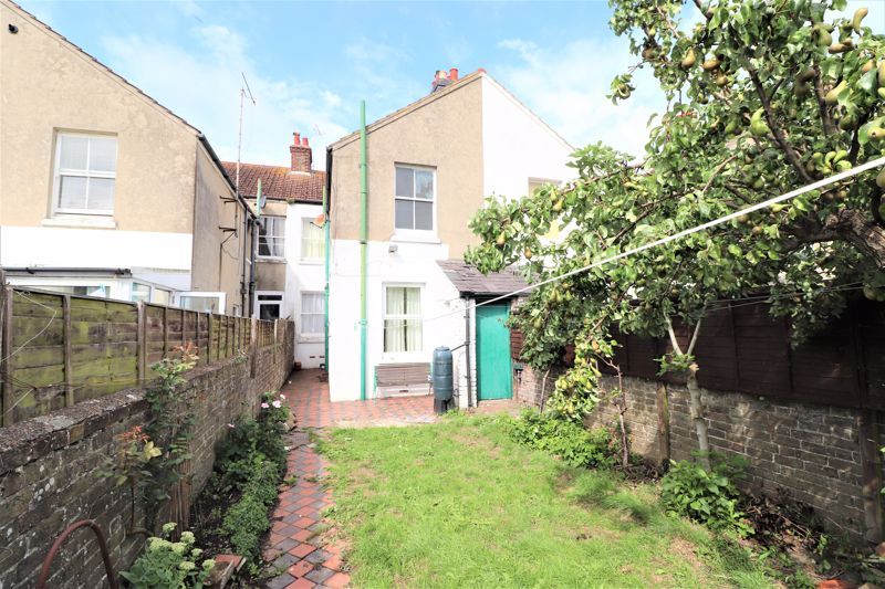 4 bed terraced house to rent in Westcourt Road, Broadwater, Worthing BN14, £1,750 pcm