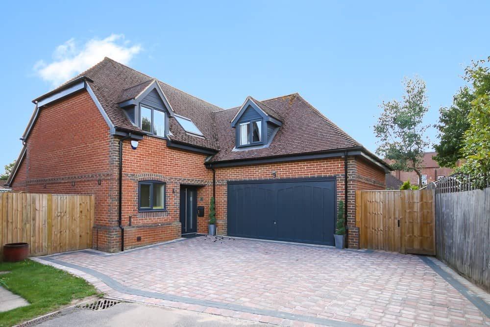4 bed detached house to rent in Church Gate, Thatcham RG19, £2,750 pcm