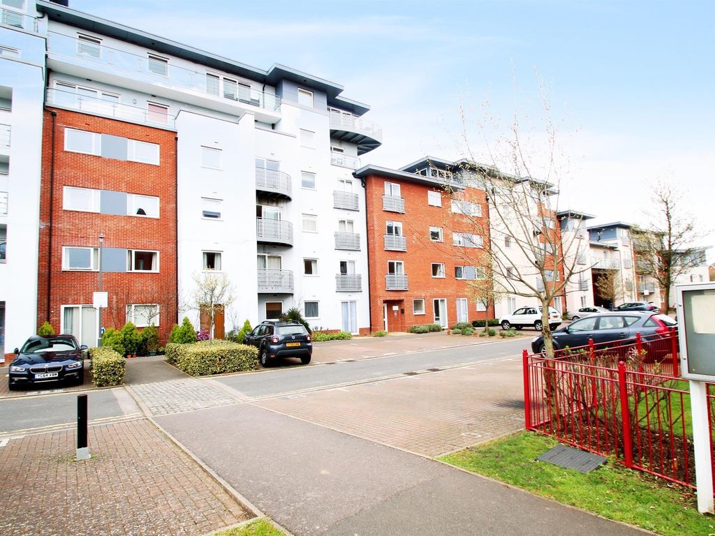 2 bed flat to rent in Coxhill Way, Aylesbury HP21, £1,200 pcm