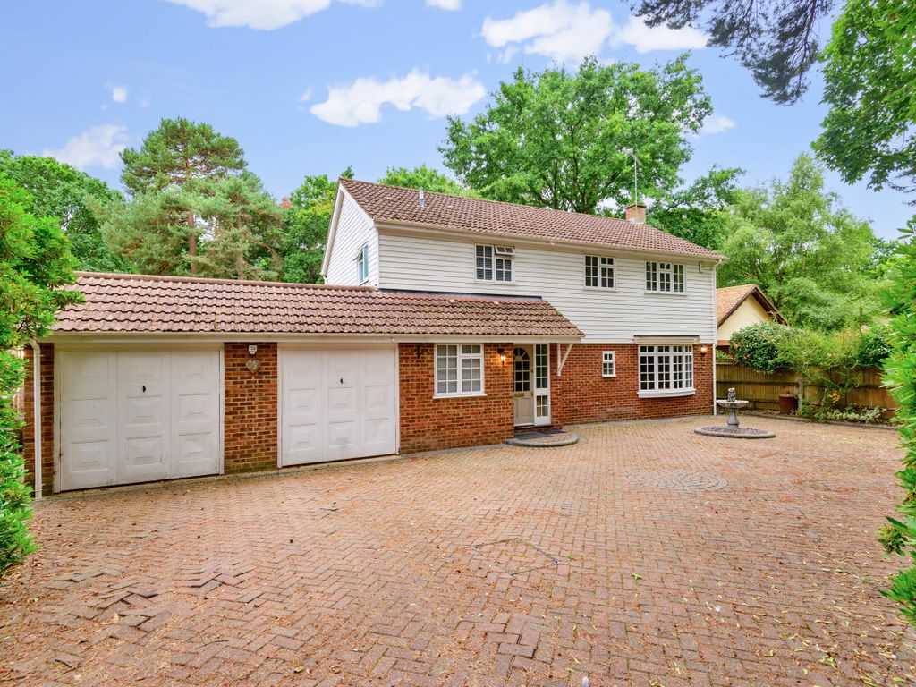 4 bed detached house to rent in Park Avenue, Camberley GU15, £3,500 pcm