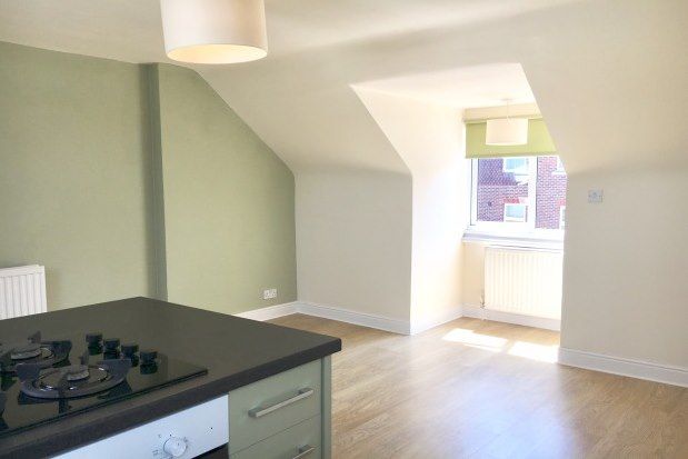 2 bed flat to rent in Baker Street, Weybridge KT13, £1,325 pcm