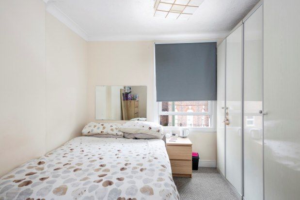 2 bed flat to rent in Baker Street, Weybridge KT13, £1,325 pcm