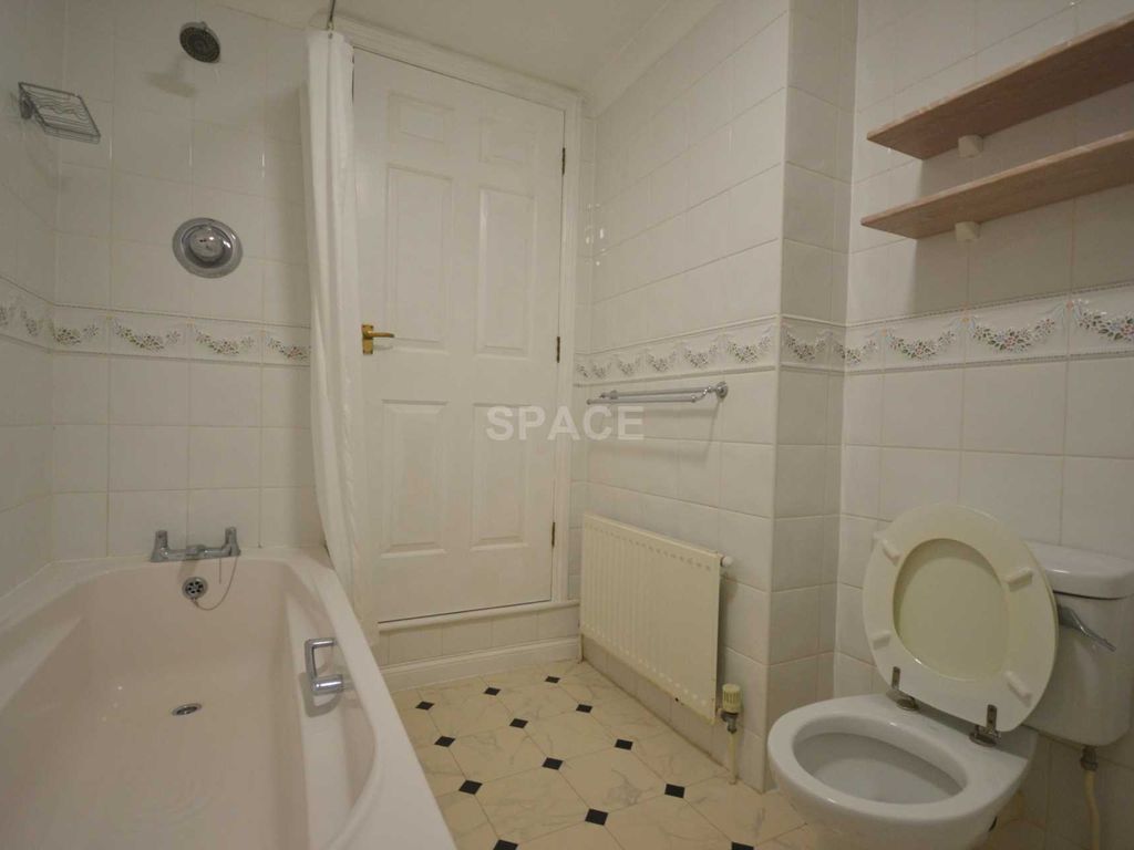 2 bed flat to rent in Crossways, Wokingham Road, Earley, Reading, Berkshire RG6, £1,400 pcm