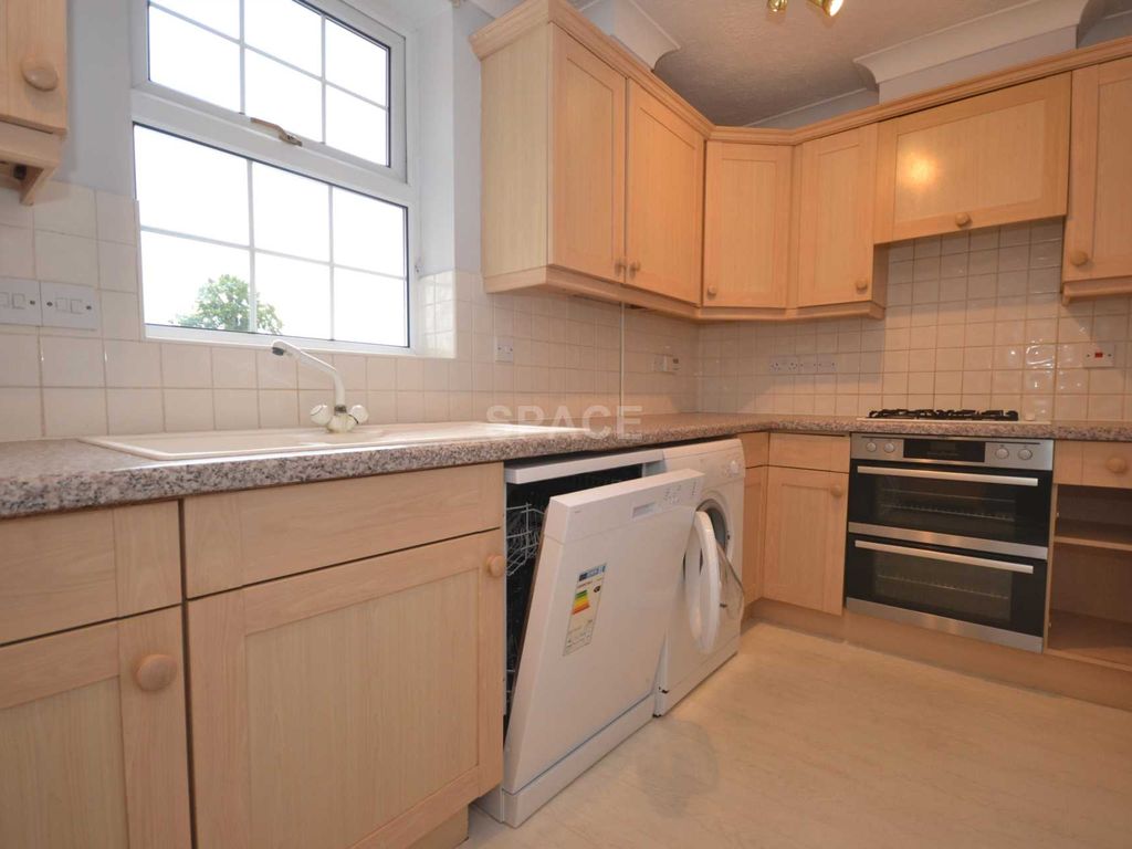 2 bed flat to rent in Crossways, Wokingham Road, Earley, Reading, Berkshire RG6, £1,400 pcm