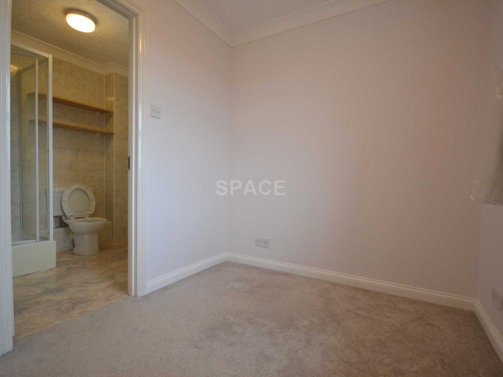 2 bed flat to rent in Crossways, Wokingham Road, Earley, Reading, Berkshire RG6, £1,400 pcm