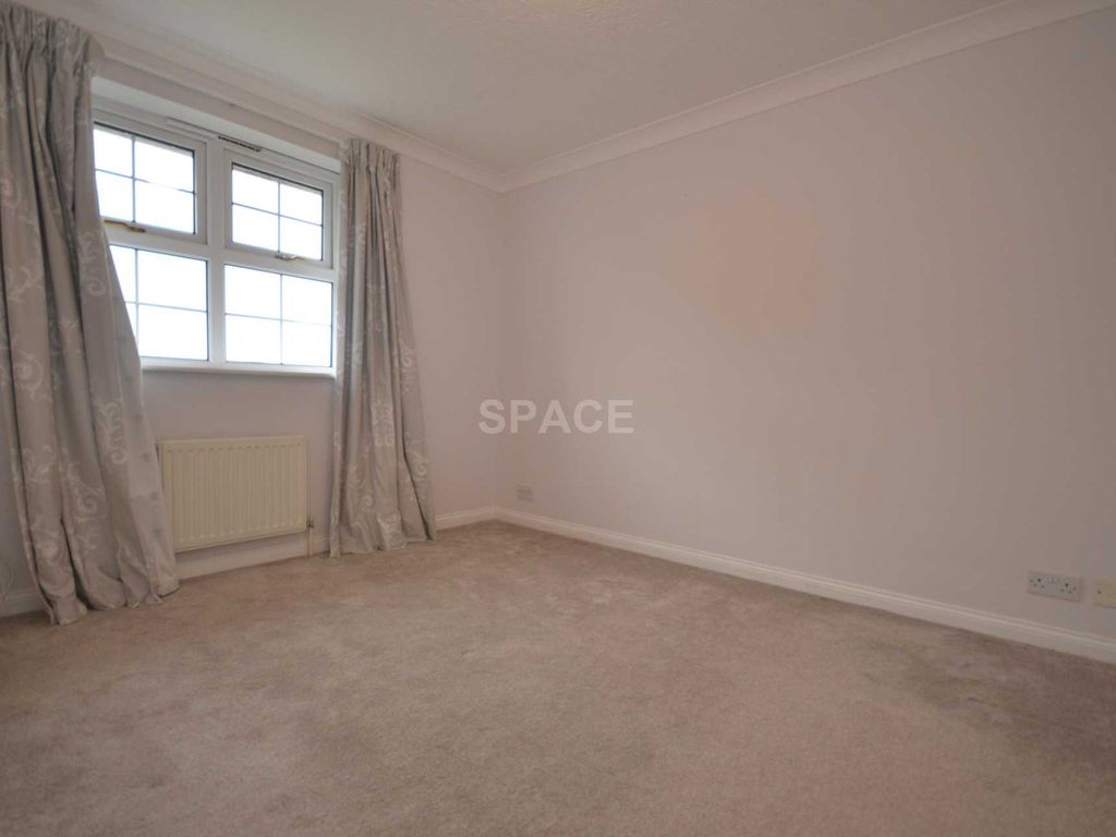 2 bed flat to rent in Crossways, Wokingham Road, Earley, Reading, Berkshire RG6, £1,400 pcm