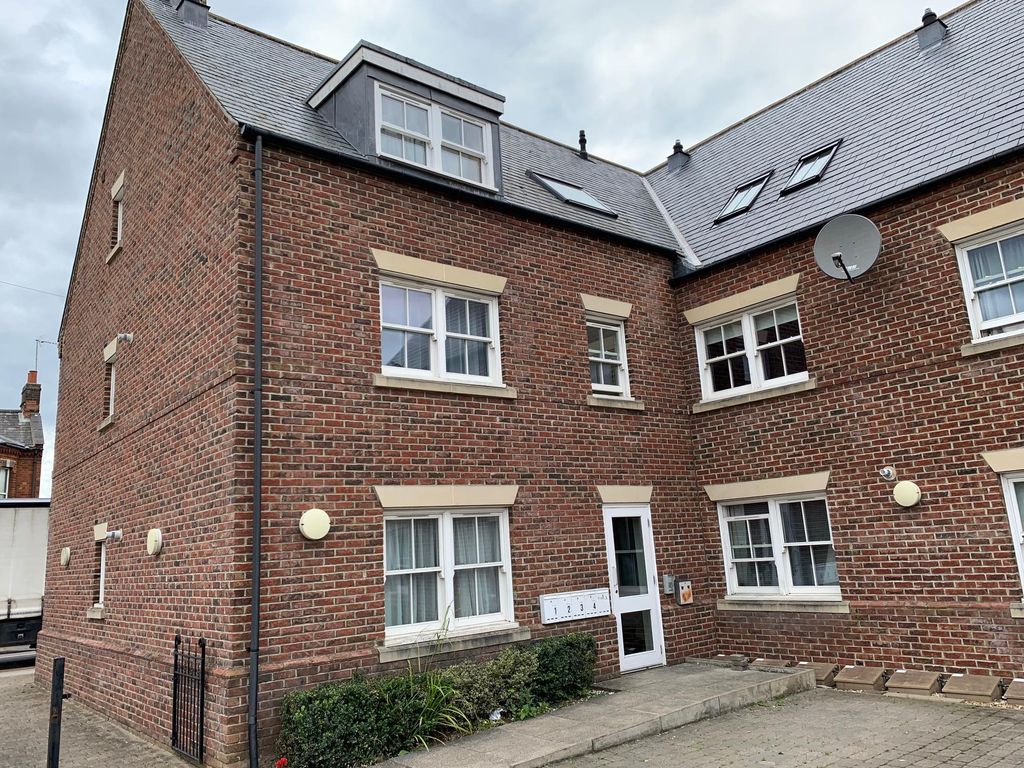 2 bed flat to rent in Blackfriars Road, King's Lynn PE30, £775 pcm