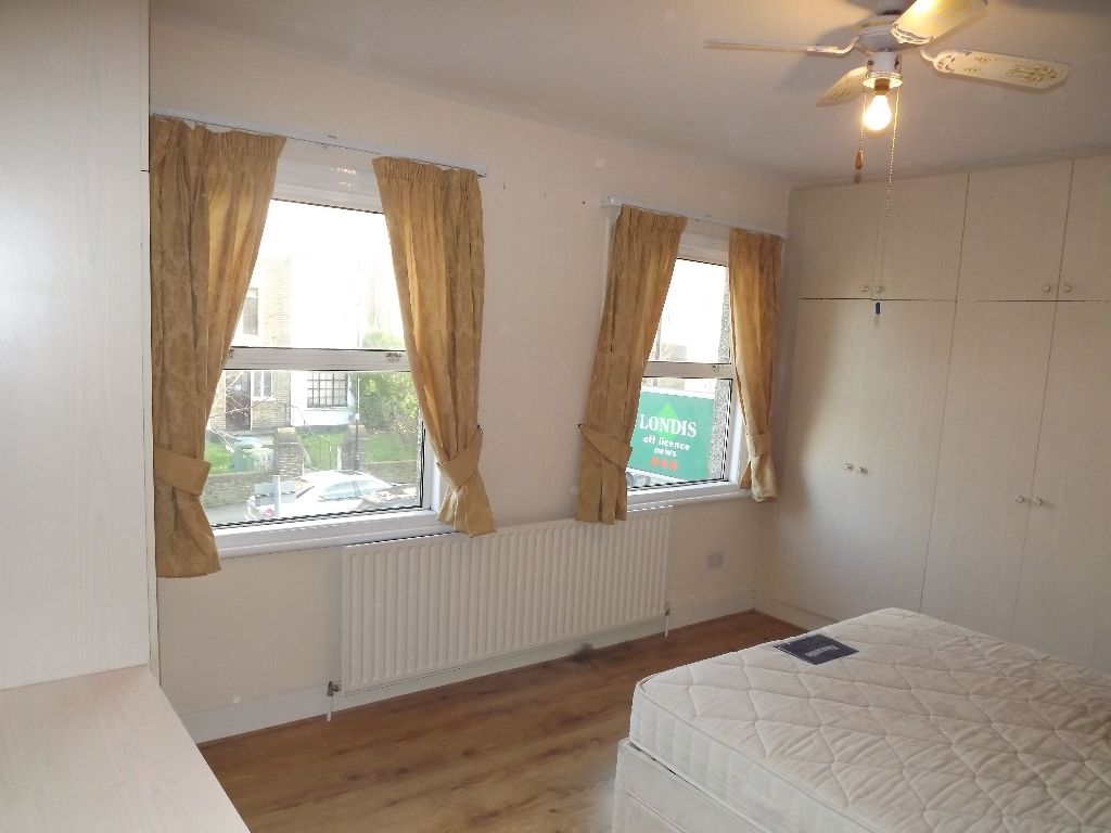 3 bed flat to rent in Gibbon Road, Nunhead, London SE15, £1,950 pcm