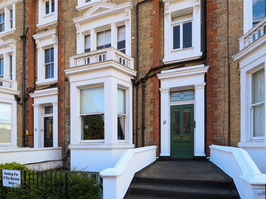 1 bed flat for sale in The Barons, Twickenham TW1, £500,000
