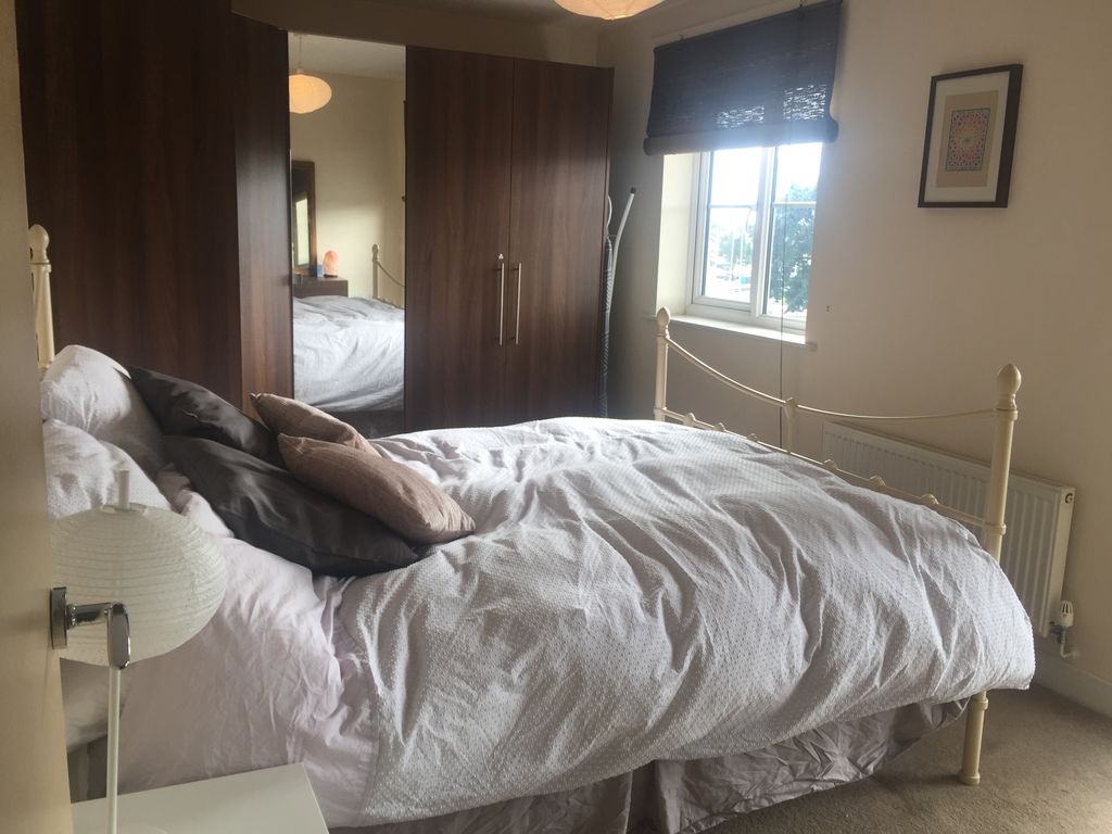 1 bed flat to rent in Fencepiece Road, Barkingside IG6, £1,400 pcm