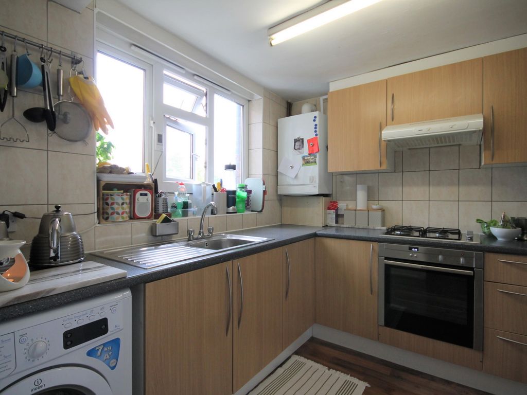 2 bed flat to rent in Tredegar Road, Bounds Green N11, £1,950 pcm