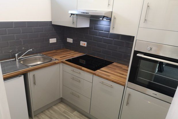 2 bed flat to rent in Turves Road, Cheadle SK8, £950 pcm