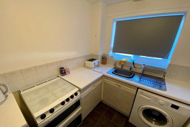 3 bed property to rent in Falcon Close, Nottingham NG7, £1,911 pcm