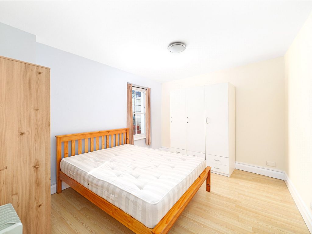 1 bed flat for sale in Humbolt Road, London W6, £350,000