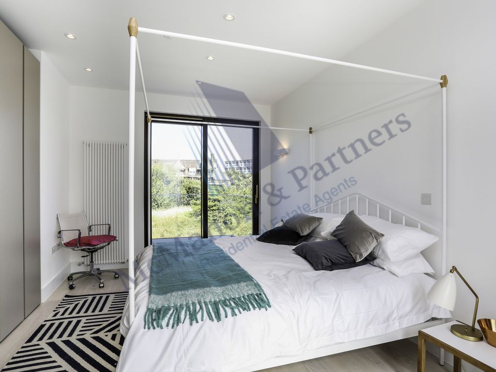 2 bed flat for sale in County Street, Elephant & Castle, London SE1, £1,125,000