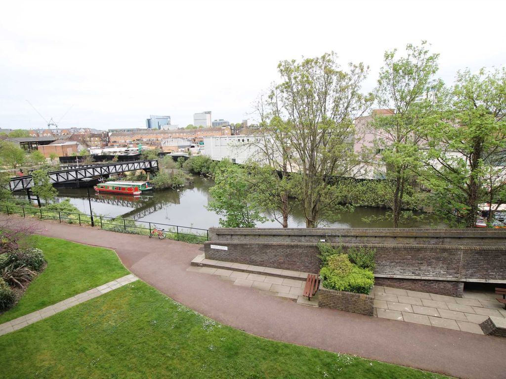 2 bed flat for sale in Galba Court, Brentford Dock TW8, £400,000