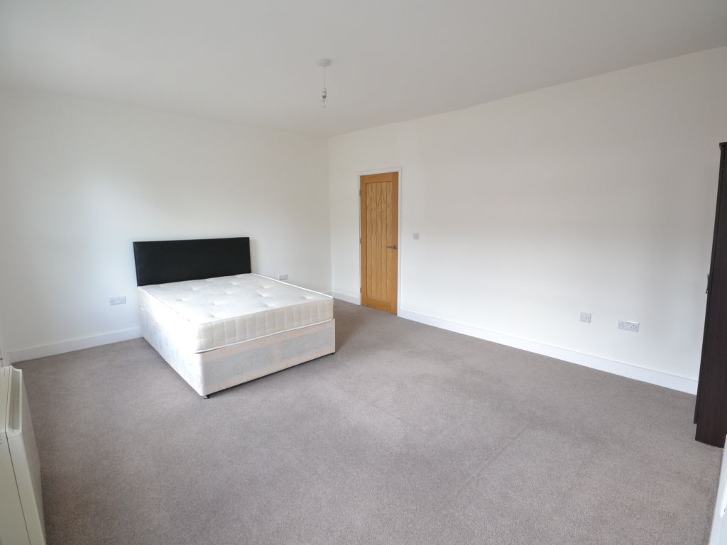 Room to rent in Bramley Road, North Kensington, London W10, £925 pcm