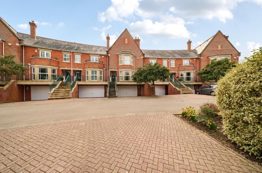 5 bed town house to rent in Sandy Lane, Virginia Water GU25, £4,500 pcm