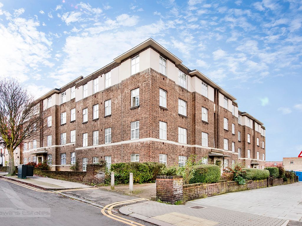 2 bed flat for sale in Golders Green Road, London NW11, £600,000