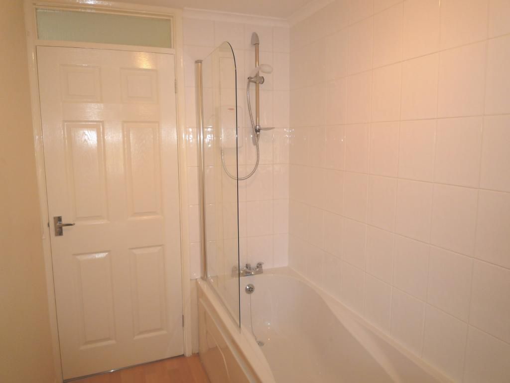 2 bed flat to rent in Grovelands, Thorpe Road, Peterborough PE3, £900 pcm