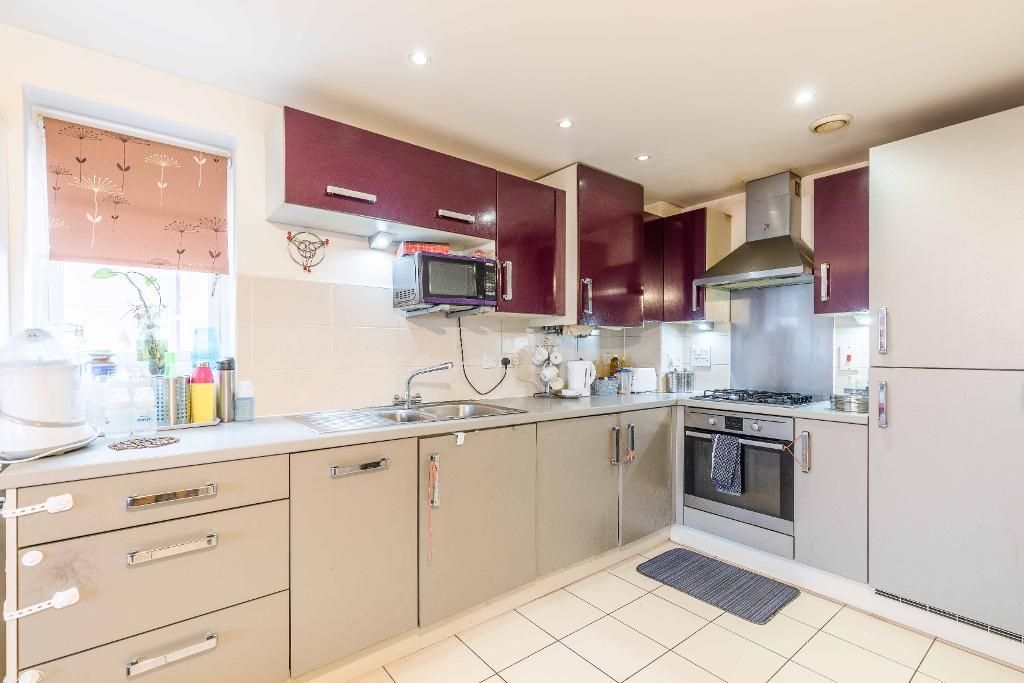 2 bed flat for sale in Chadwick Road, Langley SL3, £280,000