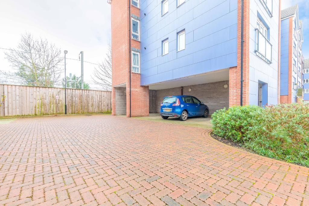 2 bed flat for sale in Chadwick Road, Langley SL3, £280,000