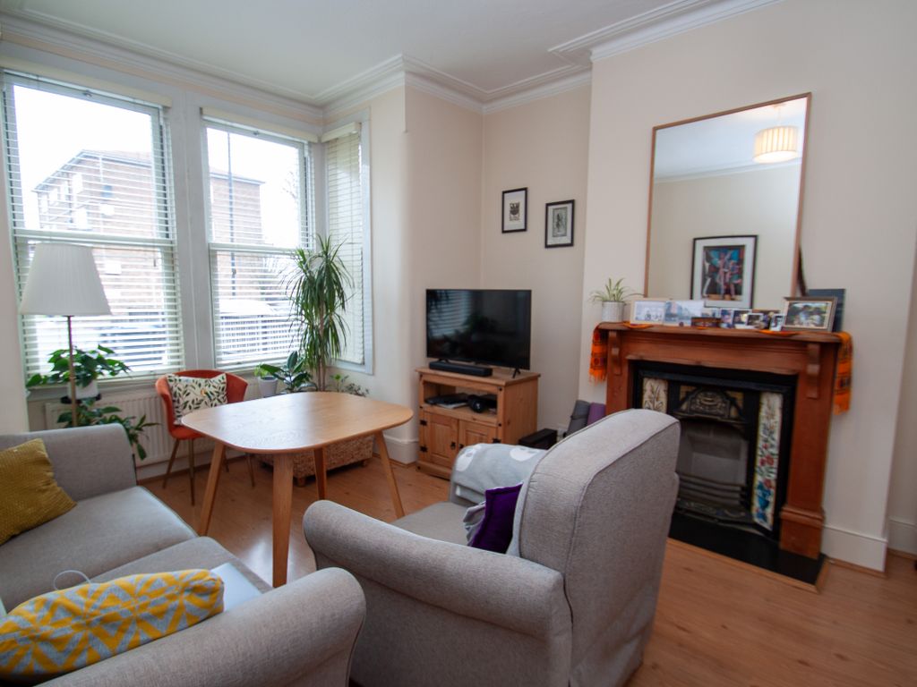 2 bed flat to rent in Bowes Road, Arnos Grove N11, £1,600 pcm