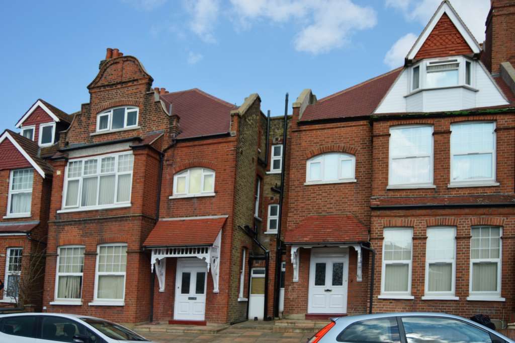 Studio to rent in Emanuel Avenue, Acton W3, £1,150 pcm