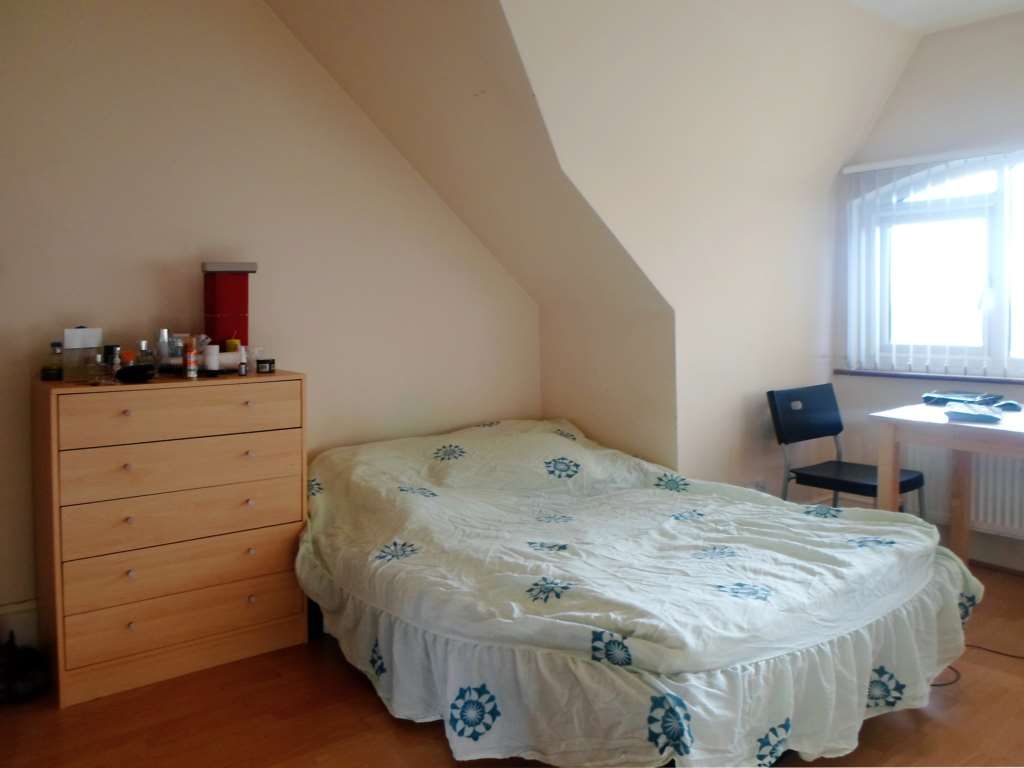 Studio to rent in Emanuel Avenue, Acton W3, £1,150 pcm