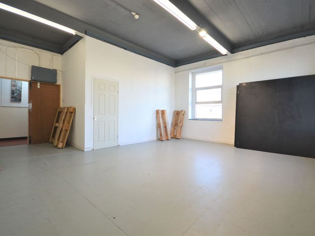 Warehouse to let in Chandos Road, London NW10, £8,100 pa