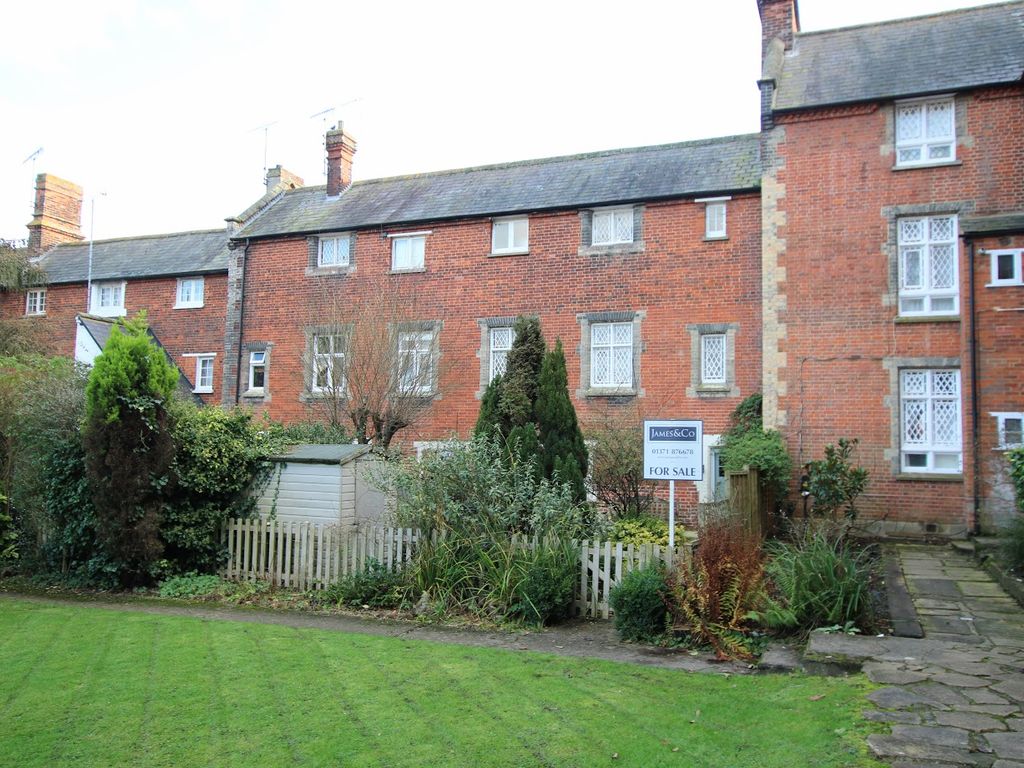 3 bed terraced house for sale in The Close, Dunmow CM6, £280,000