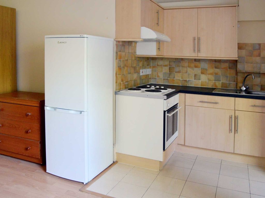 Studio to rent in Emanuel Avenue, Acton W3, £1,200 pcm