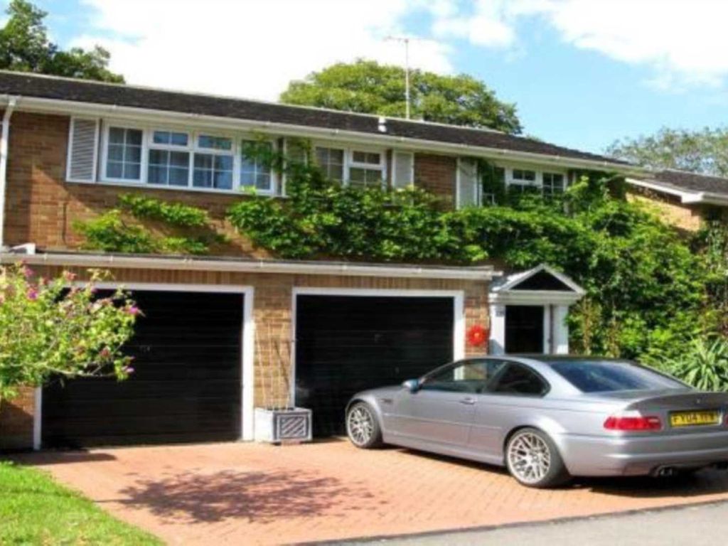 4 bed detached house to rent in Valley Road, Henley On Thames RG9, £2,500 pcm