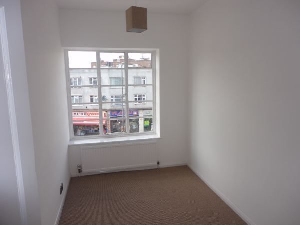 2 bed flat to rent in Station Chambers, Brownlow Road, London N11, £1,600 pcm