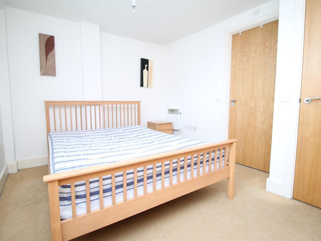 2 bed flat to rent in Golate Street, Cardiff CF10, £1,250 pcm