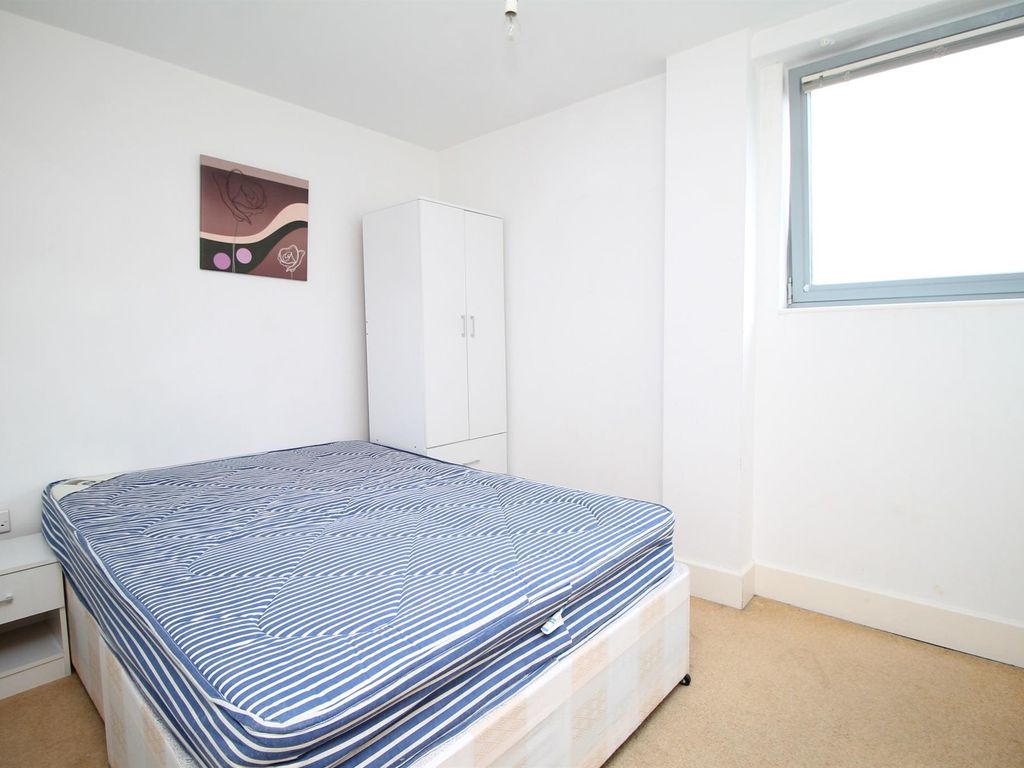 2 bed flat to rent in Golate Street, Cardiff CF10, £1,250 pcm