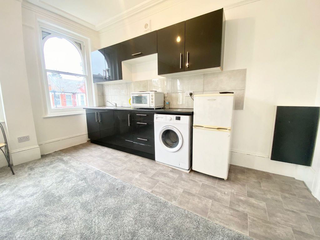 Studio to rent in Umfreville Road, London N4, £1,400 pcm